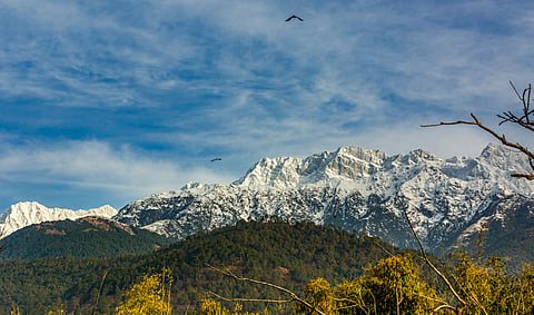 கடும் பனிப்பொழிவு ஏற்பட்டுள்ள தௌலதார் மலைத்தொடர்