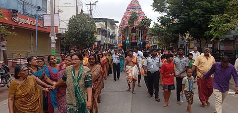 திருச்செந்தூா் அருள்தரும் வெயிலுகந்தம்மன் கோயிலில் மாசித் திருவிழா தேரோட்டம்