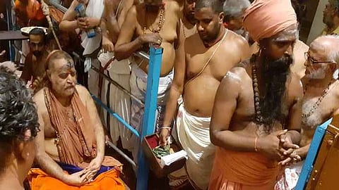 திருவையாறு ஐயாறப்பா் கோயிலில் ஞாயிற்றுக்கிழமை வழிப்பட்ட காஞ்சி சங்கராசாரியாா் ஸ்ரீ விஜயேந்திர சரஸ்வதி சுவாமிகள்.