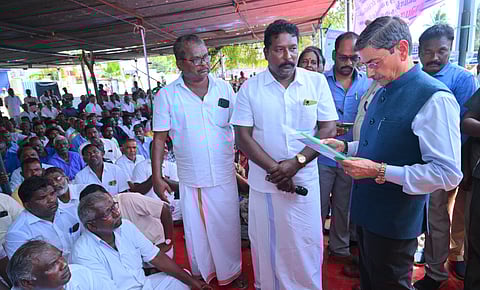 மீனவர்களுடன் ஆளுநர் ஆர்.என்.ரவி.