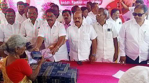 விழாவில் பெண்களுக்கு இலவச சேலை, இனிப்பு வழங்கிய எம்எல்ஏ-க்கள் அ.செ.வில்வநாதன், க.தேவராஜி.