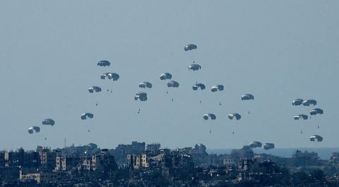 பாரசூட் மூலம் காஸாவுக்குள் இறக்கப்படும் உதவிப் பொருள்கள்