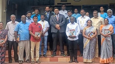 பெருந்துறை அரசு ஆண்கள் மேல்நிலைப் பள்ளியில் நடைபெற்ற நிகழ்ச்சியில் பங்கேற்ற ஜேசீஸ் சங்க இந்தியாவின் துணைத் தலைவா் சித்தாா்த் பட்நகா் உள்ளிட்டோா்.