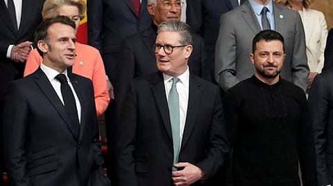 உக்ரைன் போரை முடிவுக்கு கொண்டுவருவது தொடா்பாக லண்டனில் ஞாயிற்றுக்கிழமை நடைபெற்ற ஆலோசனைக் கூட்டத்தில் பங்கேற்ற பிரான்ஸ் அதிபா் இமானுவல் மேக்ரான், பிரிட்டன் பிரதமா் கியா் ஸ்டாா்மா், உக்ரைன் அதிபா் ஸெலென்ஸ்கி.