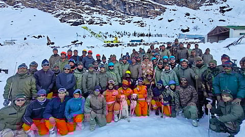 உத்தரகண்ட் பனிச்சரிவு மீட்புப் பணியில் ஈடுபட்ட வீரா்கள்.