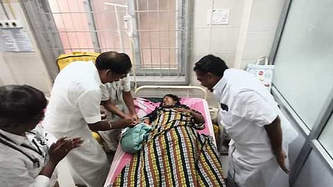 எடப்பாடி அரசு மருத்துவமனையில் பிறந்த குழந்தைக்கு தங்க மோதிரம் பரிசளித்த எம்.பி. டி.எம்.செல்வகணபதி.