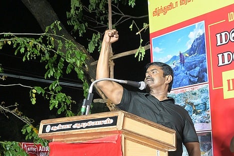 செங்கோட்டையில் நடைபெற்ற ஆா்ப்பாட்டத்தில் பேசுகிறாா் சீமான்.