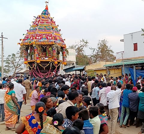 அங்காளம்மன் கோயிலில் மாசி தோ்த் திருவிழாவினையொட்டி திருத்தேரை வடம் பிடித்து இழுத்த பக்தா்கள்.