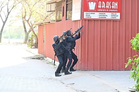 பயங்கரவாத தடுப்பு கூட்டு ஒத்திகையில் ஈடுபட்ட தேசிய பாதுகாப்பு (என்எஸ்ஜி) படையினா்.