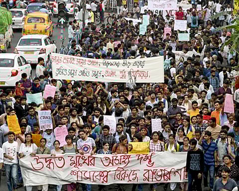 ’மேற்கு வங்க மாநிலம் கொல்கத்தாவில் மாணவா்கள் மற்றும் போலீஸாருக்கு இடையேயான மோதலைக் கண்டித்து ஜாதவ்பூா் பல்கலைக்கழகத்திலிருந்து திங்கள்கிழமை பேரணியாக சென்ற மாணவ, மாணவிகள்.’