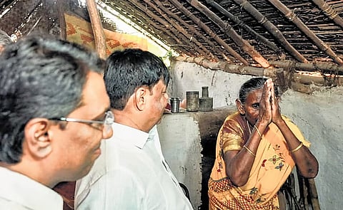 கர்நாடக சமூக நலத்துறை அமைச்சர் எச்.சி. மகாதேவப்பாவுக்கு நன்றி தெரிவிக்கும் பெண்.