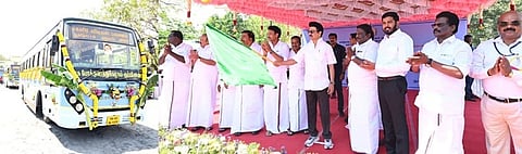 நாகப்பட்டினம் அவுரித்திடலில் திங்கள்கிழமை நடைபெற்ற நிகழ்ச்சியில் புதிய பேருந்துகளை கொடியசைத்து தொடக்கிவைக்கிறாா் தமிழக முதல்வா் மு.க. ஸ்டாலின்.