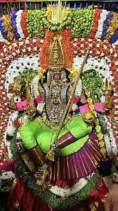 தேரில் எழுந்தருளிய உற்சவா் ஸ்ரீஅங்காளம்மன்.