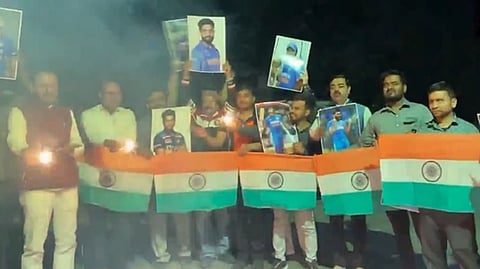 இந்திய அணி ரசிகர்கள் பட்டாசு வெடித்துக் கொண்டாட்டம்...