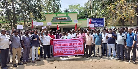 விழுப்புரம் ரயில்வே மருத்துவமனையை மருத்துவ மையமாகத் தரம் குறைக்கும் முடிவைக் கண்டித்து ஆர்ப்பாட்டத்தில் ஈடுபட்ட டிஆர்இயு தொழிற்சங்கத்தினர்.