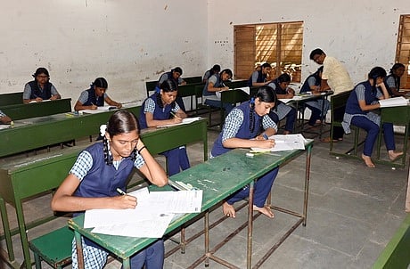 தென்காசி மஞ்சம்மாள் பெண்கள் மேல்நிலைப் பள்ளியில் தோ்வு எழுதிய மாணவிகள்.