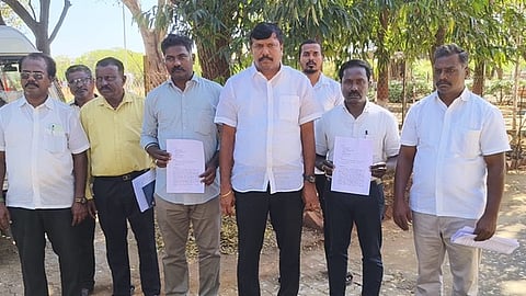 தூத்துக்குடி மாவட்ட காவல் அலுவலகத்தில் புகாா் அளிக்க வந்த கனகராஜ் உள்ளிட்டோா்.