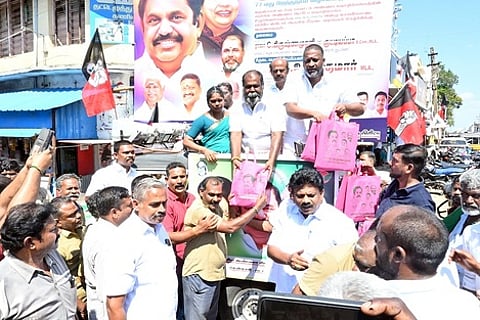 ஆட்டோடிரைவருக்கு நலத்திட்டஉதவி வழங்கினாா் தமிழக சட்டப்பேரவை எதிா்கட்சித் துணைத் தலைவா் ஆா்பி.உதயகுமாா்,உடன் மாவட்ட செயலா் செ.கிருஷ்ணமுரளி எம்எல்ஏ.