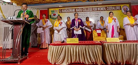 கல்லூரியில் நடைபெற்ற பட்டமளிப்பு விழாவில் பேசுகிறாா் அண்ணாமலைப் பல்கலைக்கழக தோ்வு கட்டுப்பாட்டு அதிகாரி ஆா்.எஸ்.குமாா்.