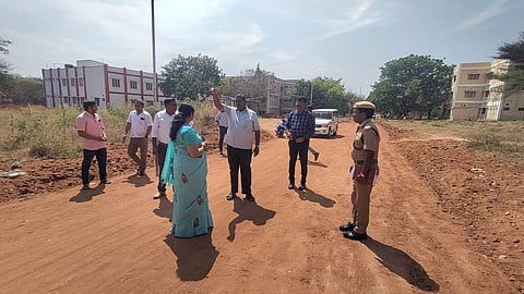 பாரதியார் பல்கலைக்கழகத்துக்குள் ஆய்வு செய்யும் வனத்துறை அதிகாரிகள்.
