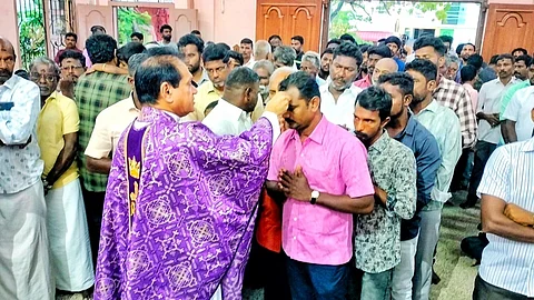 இறைமக்களுக்கு சாம்பலால் திருச்சிலுவை அடையாளமிடுகிறார் பங்குத்தந்தை ஆன்றனி புருனோ.