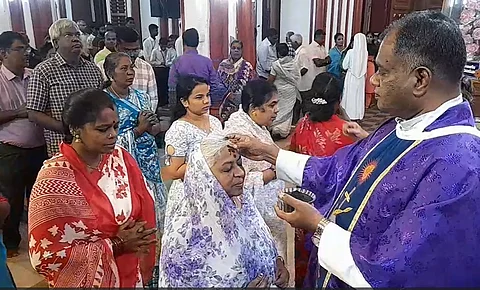புதுச்சேரி பழமைவாய்ந்த இருதய ஆண்டவர் தூய பசிலிக்காவில் இறைமக்களுக்கு சாம்பலால் திருச்சிலுவை அடையாளமிடும் பங்கு தந்தை பிச்சைமுத்து.