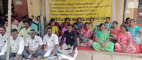 மாநில தேசிய ஊரக வேலை வாய்ப்புத் திட்ட ஊழியா்கள்.