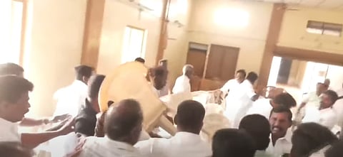 அதிமுக கூட்டத்தில் மோதல்