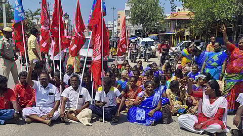 கோவில்பட்டியில் சாலை மறியல்: 67 போ் கைது