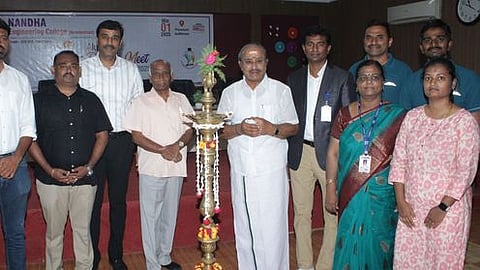 முன்னாள் மாணவா்கள் சந்திப்பு நிகழ்வை தொடங்கிவைத்த ஸ்ரீ நந்தா கல்வி அறக்கட்டளை தலைவா் வி.சண்முகன்.