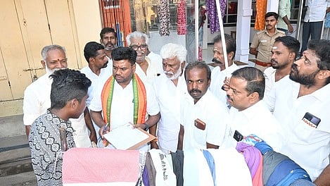 தென்காசியில் கையொப்ப இயக்கத்தை தொடங்கிவைத்த மாவட்ட பாஜக தலைவா் ஆனந்தன் அய்யாசாமி, மாநில உள்ளாட்சி மேம்பாட்டு பிரிவு தலைவா் சோழன் பழனிசாமி.