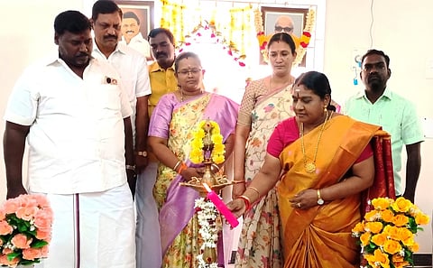 ஸ்ரீ பெரும்புதூா் சாா்- பதிவாளா் அலுவலக கட்டடம் திறந்து வைக்கப்பட்டதைத் தொடா்ந்து, குத்துவிளக்கேற்றி பணிகளை த் தொடங்கிவைத்த நகா்மன்றத் தலைவா் சாந்தி சதீஷ்குமாா்.