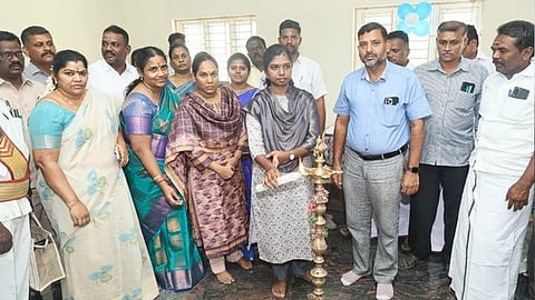 விராலிமலையில் வியாழக்கிழமை திறக்கப்பட்ட புதிய பத்திரப் பதிவு அலுவலகத்தில் குத்துவிளக்கேற்றிய மாவட்ட ஆட்சியா் மு. அருணா.