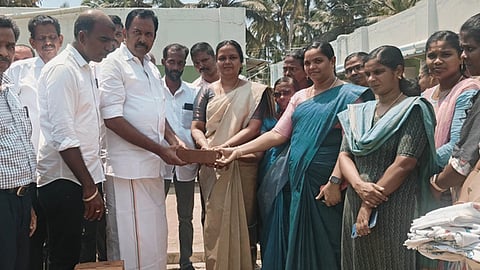 உதயமாா்த்தாண்டம் அரசு தொடக்கப் பள்ளியில் வகுப்பறை கட்டடப் பணியைத் தொடக்கி வைத்த கிள்ளியூா் எம்.எல்.ஏ எஸ்.ராஜேஷ்குமாா்.