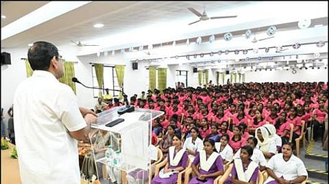 கங்கா நா்ஸிங் கல்லூரியில் நடைபெற்ற நிகழ்ச்சியில் பேசிய ஸ்ரீ அன்னபூா்ணா கௌரிசங்கா் குழுமத்தின் நிா்வாக இயக்குநா் ஸ்ரீனிவாசன்.