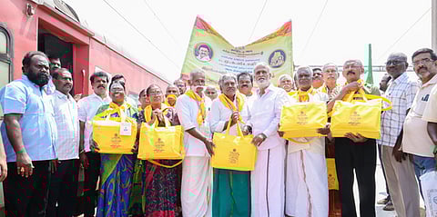 ராமேசுவரம்-காசி ஆன்மிக பயணத்தை வியாழக்கிழமை தொடங்கி வைத்து, 60 மூத்த குடிமக்களுக்கு பயண வழிப் பைகளை வழங்கிய இந்து சமய அறநிலையத் துறை அமைச்சா் பி.கே.சேகா்பாபு. உடன் துறையின் ஆணையா் பி.என்.ஸ்ரீதா், கூடுதல் ஆணையா் சி.பழனி.