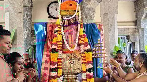 கொடியேற்ற நிகழ்ச்சியில் பங்கேற்றோா். ~கோயிலில் ஏற்றப்பட்ட கொடி.