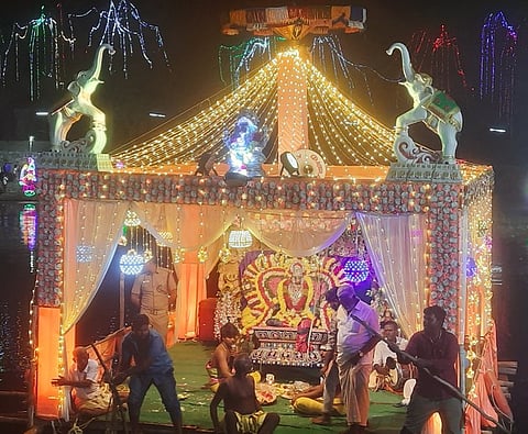 கீழ்பென்னாத்தூா் ஆஞ்சநேயா் குளக்கரை மேட்டில் உள்ள குளத்தில் நடைபெற்ற ஸ்ரீஅங்காள பரமேஸ்வரியம்மன் தெப்பல் திருவிழா.