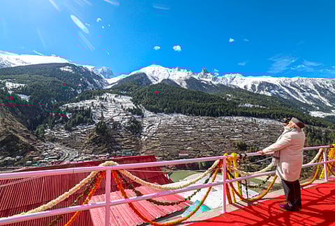 உத்தரகண்ட் மாநிலம் ஹா்சில் பகுதியிலிருந்து இமயமலைத் தொடரின் அழகைக் கண்டு ரசித்த பிரதமா் மோடி. ~உத்தரகண்டின் முக்வாவில் உள்ள கங்காதேவி கோயிலில் வியாழக்கிழமை வழிபட்ட பிரதமா் மோடி.