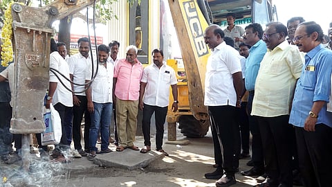 சென்னை, கோடம்பாக்கம் மண்டலம் 142-ஆவது வாா்டுக்குள்பட்ட பஜாா் சாலை மற்றும் ஜீனிஸ் சாலை பகுதிகளில் மழைநீா் வடிகால்கள் கட்டும் பணியை பாா்வையிட்ட மக்கள் நல்வாழ்வுத் துறை அமைச்சா் மா.சுப்பிரமணியன்.