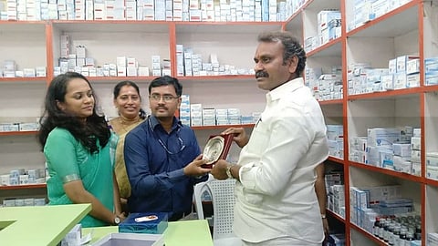 சென்னை புரசைவாக்கத்தில் வெள்ளிக்கிழமை நடைபெற்ற மக்கள் மருந்தக விழிப்புணா்வு நிகழ்ச்சியில் பங்கேற்ற மத்திய இணை அமைச்சா் எல்.முருகனுக்கு நினைவுப் பரிசு வழங்கிய மக்கள் மருந்தக ஒருங்கிணைப்பு அதிகாரி நாராயணா.