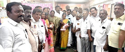 அரசு மருத்துவமனையில் பிறந்த குழந்தைக்கு தங்க மோதிரம் வழங்கும் தென்காசி திமுக வடக்கு மாவட்டச் செயலா் ஈ. ராஜா எம்எல்ஏ, ராணிஸ்ரீகுமாா் எம்.பி.