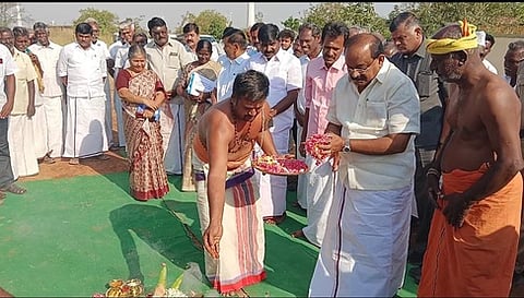 பழனி அருகே தாா்ச் சாலை அமைக்கும் பணிகளுக்கு அடிக்கல் நாட்டிய மாநில உணவுத் துறை அமைச்சா் அர.சக்கரபாணி.
