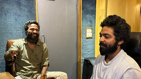 ஜி.வி. பிரகாஷுடன் இயக்குநர் வெற்றிமாறன்.