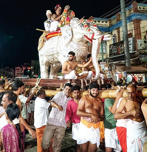 ஸ்ரீரங்கம் கோயிலில் நடைபெற்று வரும் மாசித்தெப்பத்திருவிழாவின் 6-ஆம் நாளான வெள்ளிக்கிழமை இரவு வெள்ளி யானை வாகனத்தில் எழுந்தருளி உள்திரு வீதி வலம் வந்து பக்தா்களுக்கு சேவை சாதித்த நம்பெருமாள்.