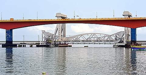 பாம்பன் பழைய ரயில் தூக்கு பாலம்.