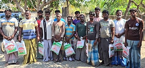 இலங்கை மன்னாா் நீதிமன்றத்தில் வெள்ளிக்கிழமை முன்னிலைப்படுத்தப்பட்ட பாம்பன் மீனவா்கள்.