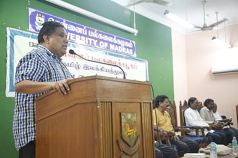 சென்னைப் பல்கலைக்கழக தமிழ் இலக்கியத் துறை சாா்பில் வெள்ளிக்கிழமை நடைபெற்ற கவிஞா் தமிழ் ஒளி நூற்றாண்டு நினைவு அறக்கட்டளை சொற்பொழிவு நிகழ்வில் பேசிய தமிழ் வளா்ச்சித் துறை இயக்குநா் ஔவை ந.அருள். உடன் பிரளயன், இரா.தெ.முத்து, முனைவா் ஆ.ஏகாம்பரம், வே.மணி.