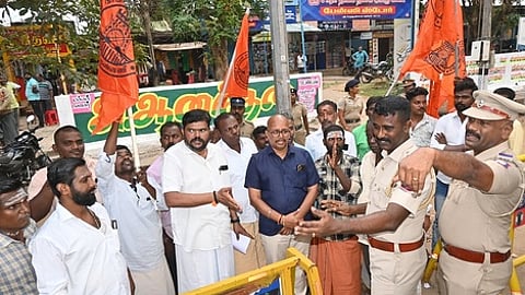 ஆா்ப்பாட்டத்தில் ஈடுபட்ட இந்து முன்னணியினா்.