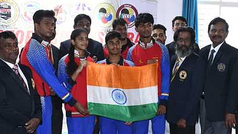 உலக கராத்தே யூத் லீக் போட்டியில் தமிழகம் சாா்பில் பங்கேற்றோா்.